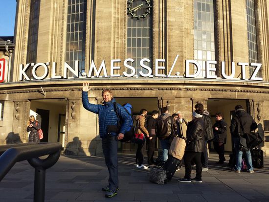 Um 09:45 ging planmäßig mein ICE von Köln nach Frankfurt und mit ein paar Minuten Verspätung auch mein Flieger um 14:00 in Richtung Delhi in die Luft (Nein er ist nicht explodiert  ).
Der Airbus A380/80 war voll besetzt und die 90% indischer Mitreisender und ein leckeres Curry zum Spätmittagessen stimmten mich schon gut auf die vor mir liegenden Tage ein.
Ortszeit 02:00 Landung in Delhi, ruckzuck durch die Passkontrolle, und ab in mein 4,5km entferntes Hotel... HOTEL RUNAWAY... hier war der Name Programm, es war wirklich zum weglaufen, hab noch nie ein so heruntergekommenes Zimmer gehabt.