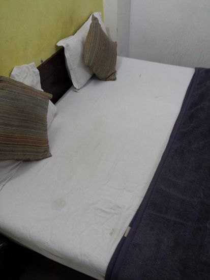 Man beachte das Muster auf dem Bettlaken 