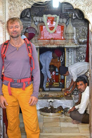 (Die sollen anscheinend nicht dünn auf die Welt zurückkommen so viel fressen und Milch wie dort aufgebahrt ist )