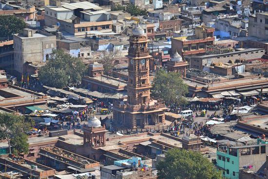 Blick von den Fortmauer auf den Basar und Clocktower