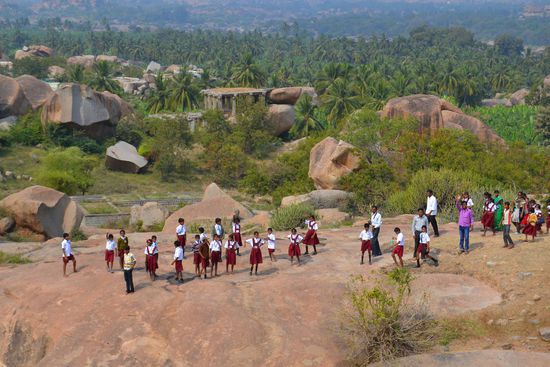 Schulklasse beim besichtigen der Ruinen.