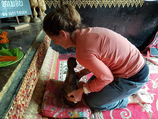 Wer es schafft den bronzenen Buddha bis auf Brusthöhe anzuheben hat einen Wunsch frei... Anja leider keinen 