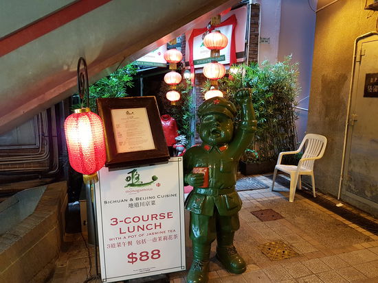 Das drei Gänge Menu an der Tür verspricht einige Überraschungen, also rein und bestellt.