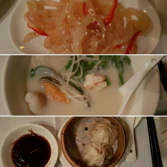 Ich muss sagen, bis auf die Qualle als ersten Gang, war alles lecker… und da ich auch drei Happen von dem zerschnippselten Ding probiert habe, bin ich jetzt schon im nächsten Jahr in die Amateurgruppe für das Dschungelchamp qualifiziert… bahhh, dass war in seiner Konsistenz eine Mischung aus HARIBO Würmern und Schweinespeckstreifen, nur völlig geschmackslos aber übel zu kauen