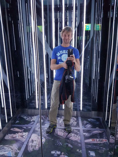 Lift in den 100 Stock in fast 400Meter Höhe