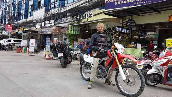 Der Spaß kann losgehen. 11:00Uhr Start von unserem Hotel MueangMueangInn Hostel in Chiang Mai, mit vollem Gepäck