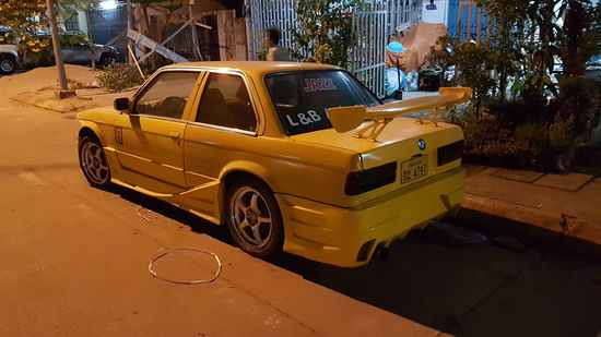 In Gedanken an meinen Freund Maks, der ein großer BMW-Fan ist.... auf den Straßen von Pakse.