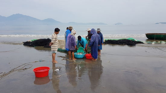 Auf dem Weg zum Wolkenpass...Fischer mit Schleppnetzen und Fang