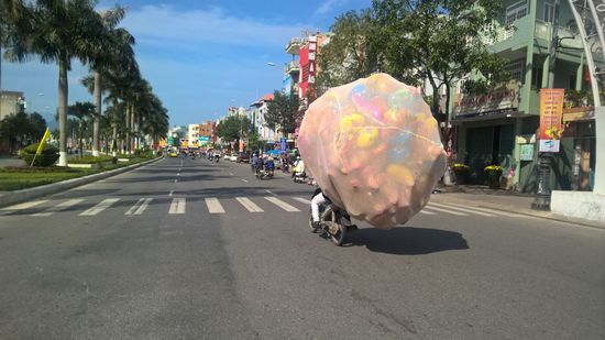 5 Ballons mehr und er hätte keine Bodenhaftung mehr 