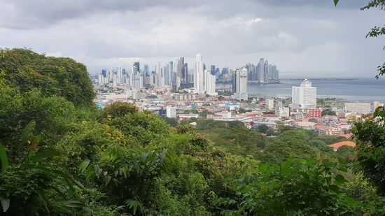 Aussicht vom Cero Ancon, der Aussichtspunkt auf dem die riesige Panamaflagge von überall in der Stadt zu sehen ist.