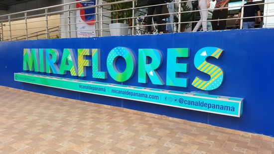 Eingang zu Panamakanal Museum und Aussichtstribüne zur Schleuse