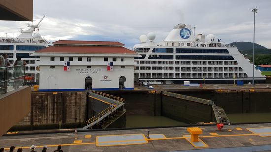 Kreuzfahrtschiff in der Schleuse.