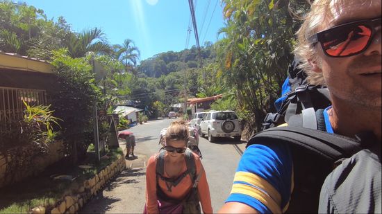 Erster Weg in Montezuma,, ab ins Hostel schön mit Backpack in der Sonne den Berg rauf 