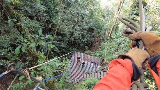 Absprung von der Plattform, unten warten sie schon auf dich.