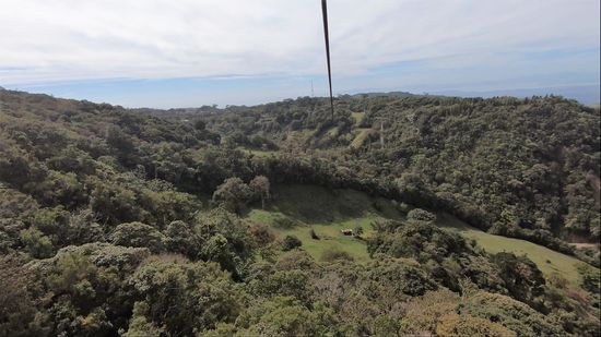 Kopf voraus, geht es über das Tal.