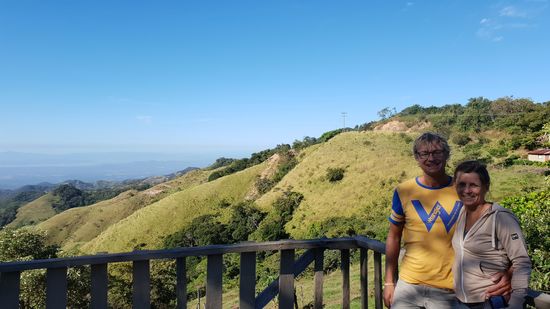 Ab über die Kodilleren, hier sind auch viele Kühe auf den grünen Wiesen und wären die Häuser hier nicht so anders, könnte man meinen man sei in den Alpen.