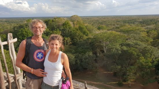 Gute Mine zu schlechtem Spiel.... trotz der Übelkeit kann sie noch hervorragend lächeln.