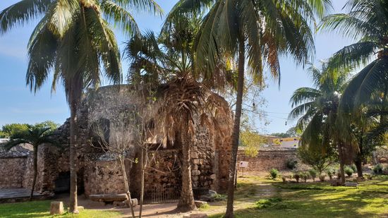 Klostergarten mit Cenote