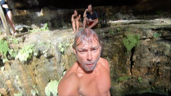 Oder einfach nur ein Absprung vom Rand.... hier schon in der Flugphase....was ist das für ein Gesichtsausdruck?