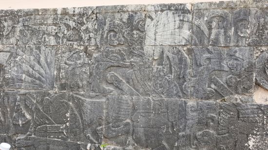 Links, dass aussieht wie Federn, ist das herausschießende Blut nach einer Enthauptung eines Spielers.