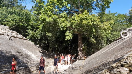 Sportplatz, deutlich kleiner als in Chichen Itza.