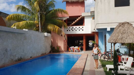 Unser Hotel Maya, mit Pool an dem wir gemütlich den Nachmittag verbringen.