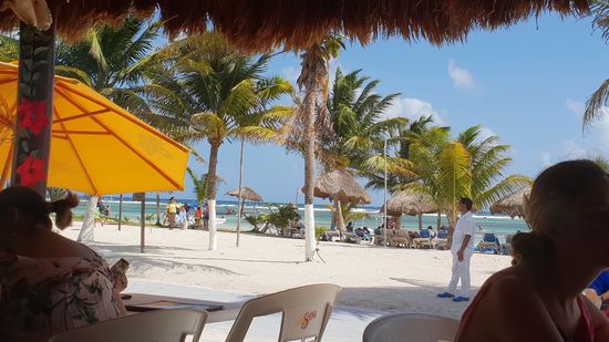 Blick aus dem Restaurant über die Promenade zum Strand