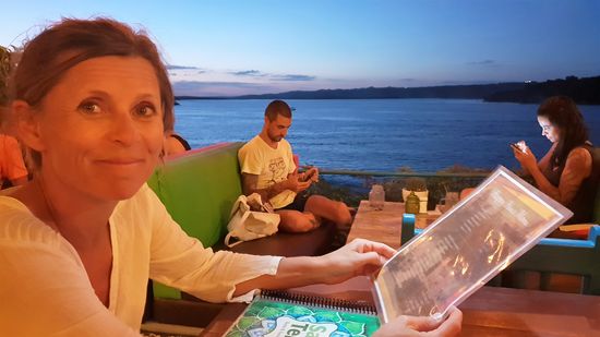 Beim Abendessen mit Seeblick