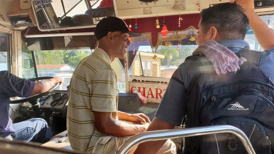 Kontrolleur im Chickenbus in Belize