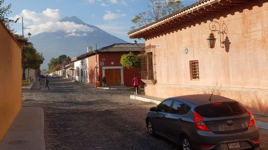 Alte Straßen vor noch einem älteren Vulkan