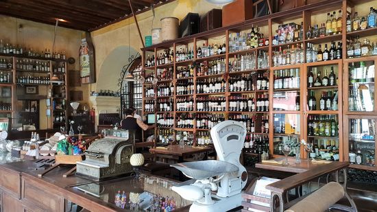 Viele wunderschöne und gute Restaurants wie diese Wein-Bar