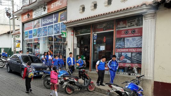 Ordentlich in Schuluniform.