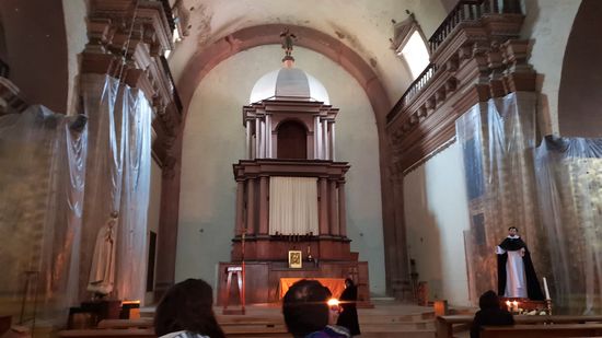 Durch das Erdbeben Mitte 2018, was bis hier her Auswirkungen hatte, waren noch viele Wandbilder noch mit Folie bedeckt.