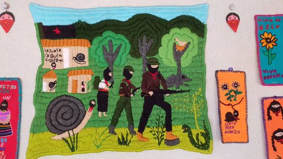 Man sieht die Widerstandbewegung in Form der schwarzen Halstücher zur Vermummung, sogar die Schnecke ist dabei.