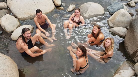 Die Bande im warmen Becken.