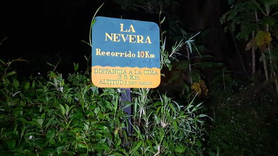 Alle paar Kilometer kommt ein Hinweisschild am Weg, welches angibt was man an Kilometern noch vor sich und hinter sich an.