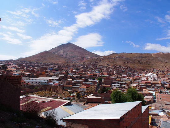 Potosi mit dem Cerro Rico im Hintergrund
