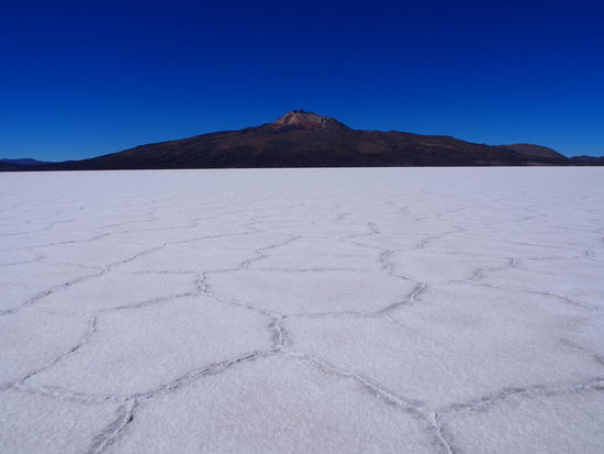Salar de Uyuni mit dem Vulkan Tunupa (ca. 5400m ü.M.)