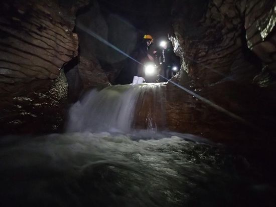 Wasserfälle in der Höhle