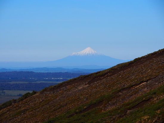 Wolkenfreie Sicht auf den Mount Taranaki