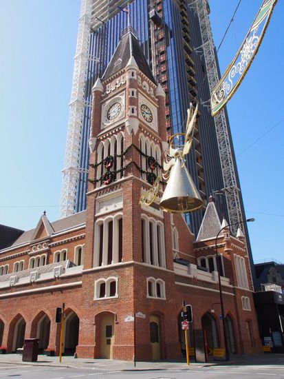 Kirche und Weihnachtsdekoration in Perth