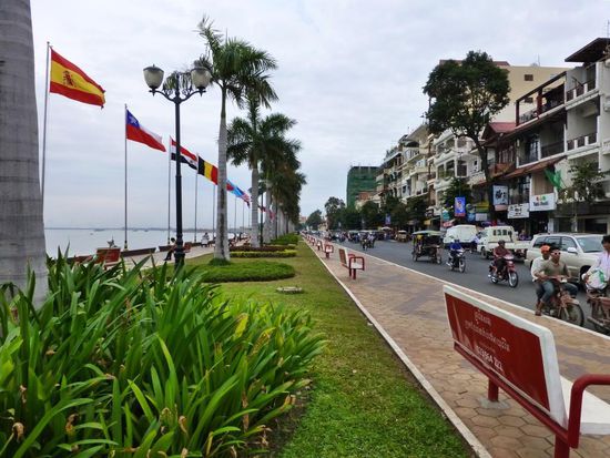 Die Uferpromenade am Tonlé Sap