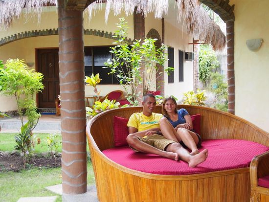 Vor unserem Hotelzimmer in Dauin