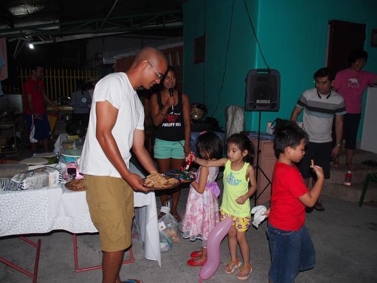 Patrick verteilt Schokolade und Basler Leckerli... 