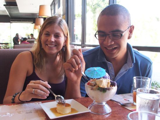 Wir probieren Halo-halo (Mischmasch-Dessert vor Patrick)