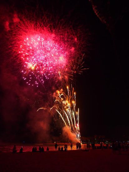 Feuerwerk am Strand in Waikiki