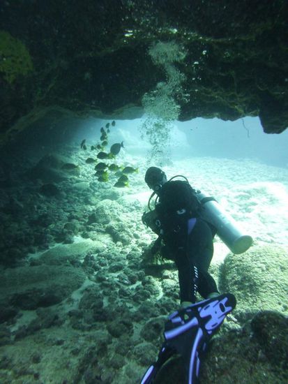 Beim Tauchen durch Lavatunnels