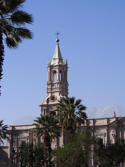 Kirche von Arequipa mit Vulkan im Hintergrund