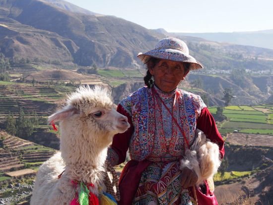 Einheimische mit Lama