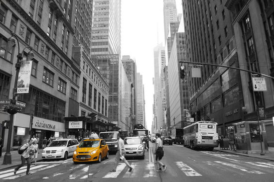 typische Straße in der Stadt - natürlich mit gelbem Taxi